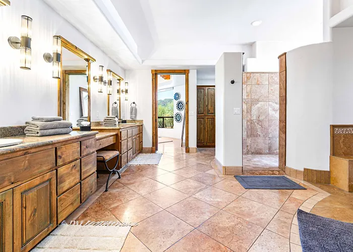 Panoramic Views, Game Room, Pool, Hot Tub! Holiday home *